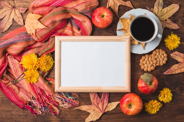 Free photo beautiful autumn composition with white frame