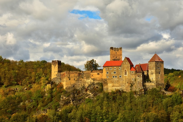 Free photo beautiful autumn landscape in austria with a nice old hardegg castle.