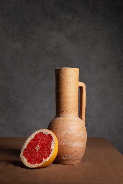 Free photo beautiful baroque vase with grapefruit