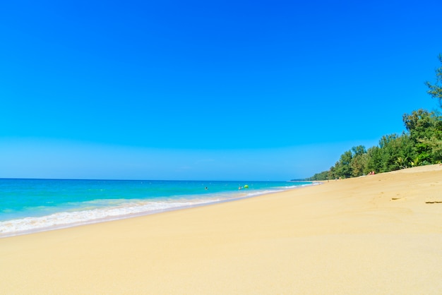 Free photo beautiful beach and sea