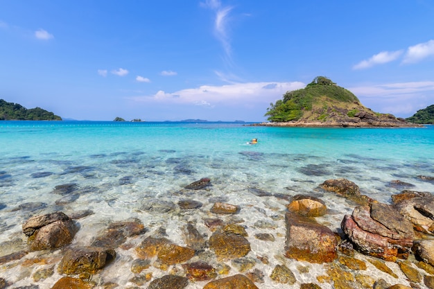 Free photo beautiful beach view koh chang island seascape at trad province eastern of thailand on blue sky background