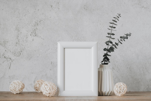 Free photo beautiful blank frame concept