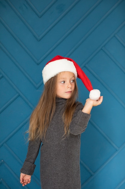 Free photo beautiful blonde girl with santa claus  hat