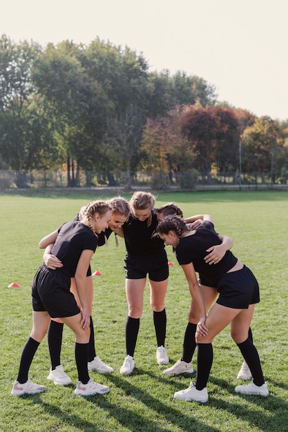 Free photo beautiful blonde girls gathering up in a circle