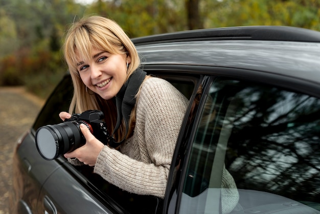 Free photo beautiful blonde woman holding a professional camera