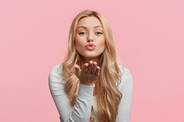 Free photo beautiful blonde woman with white shirt