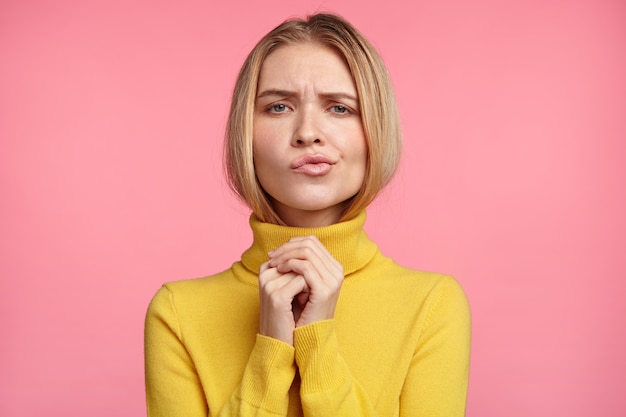 Free photo beautiful blonde woman with yellow turtleneck