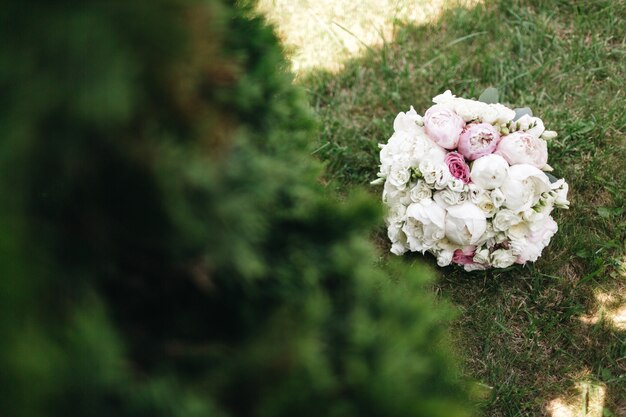 A beautiful bouquet of roses is on the grass