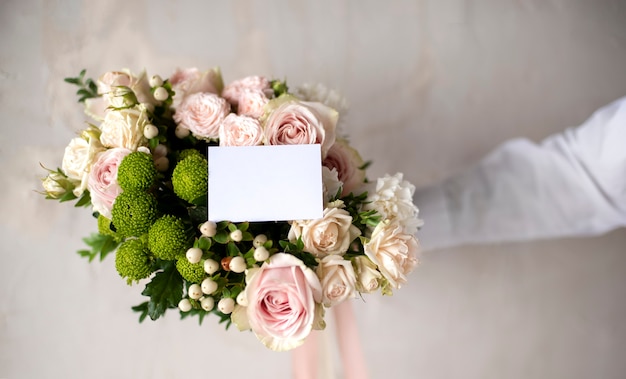 Free photo beautiful bouquet with empty note