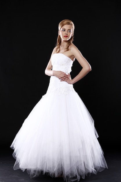 Free photo beautiful bride over black wall