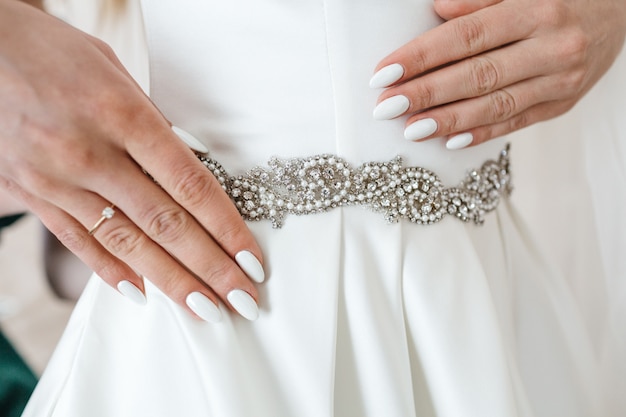 Free photo a beautiful bride tries her dress