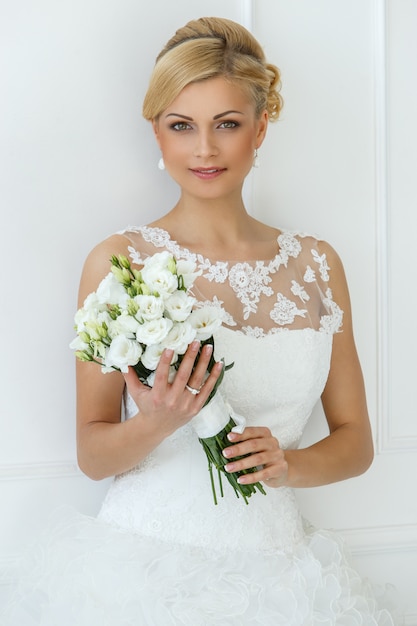 Free photo beautiful bride with bouquet