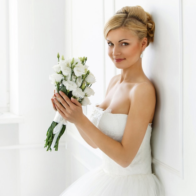 Free photo beautiful bride with bouquet