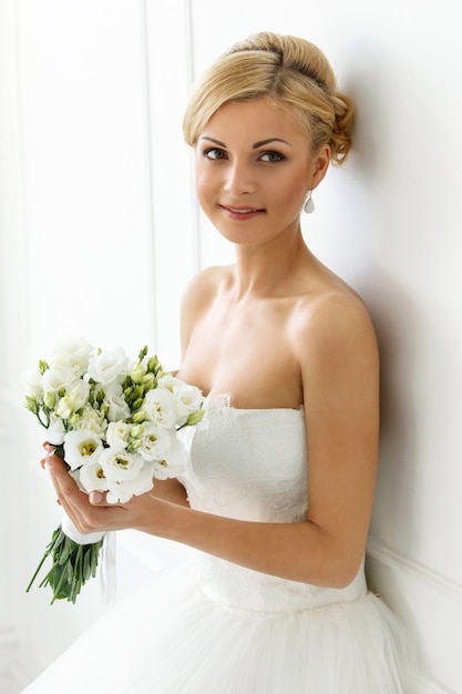 Free photo beautiful bride with bouquet