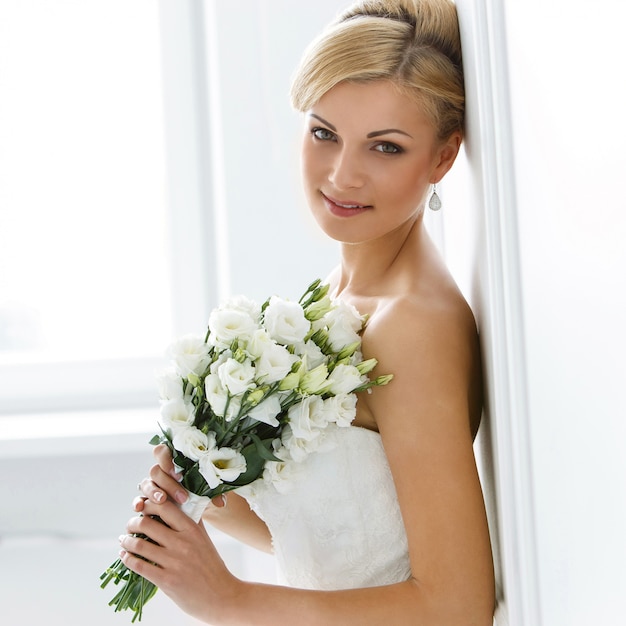 Free photo beautiful bride with bouquet