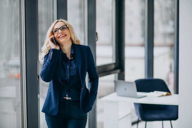 Free Photo beautiful business woman at the office