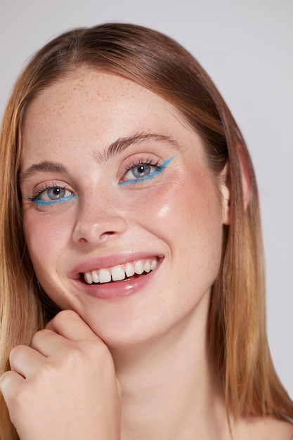 Free photo beautiful caucasian woman with blue eyeliner