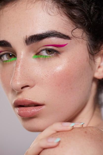 Free photo beautiful caucasian woman with colorful eyeliner