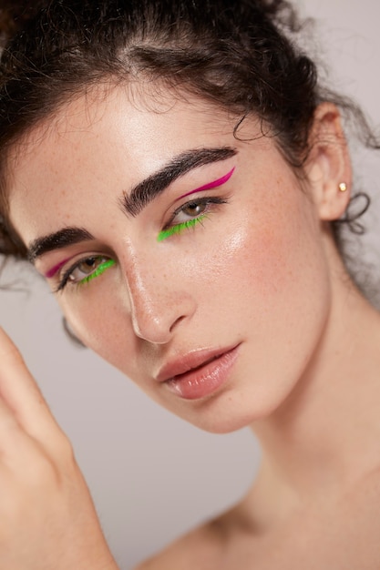 Free photo beautiful caucasian woman with colorful eyeliner