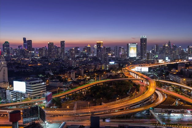 Free photo beautiful city with lights close to its busiest highway at night.