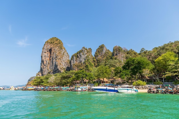 Free photo beautiful clear turquoise blue sea at ao phra nang near railay beach krabi thailand