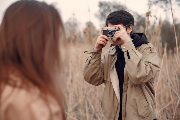 Free photo beautiful couple spend time in an autumn field