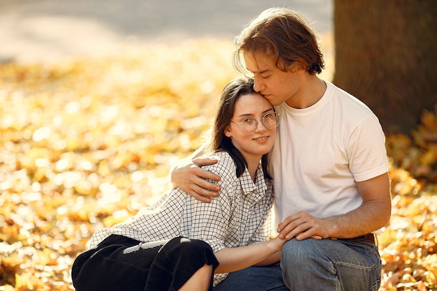 Free photo beautiful couple spend time in a autumn park