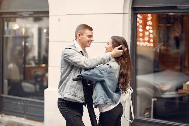 Free photo beautiful couple spend time in the street