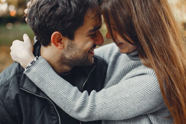 Free Photo beautiful couple spend time in a summer city