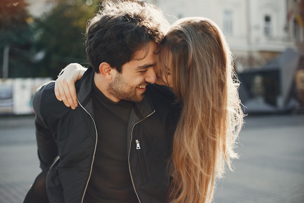 Free photo beautiful couple spend time in a summer city