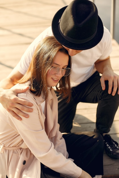 Free photo beautiful couple spend time on a summer park