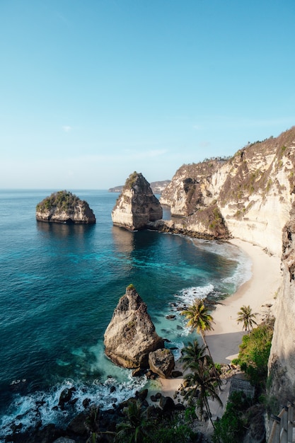 Free photo beautiful diamond beach in penida island, bali, indonesia