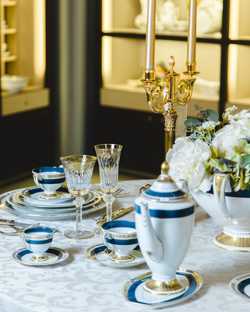 Free photo beautiful dish set and gilded candlesticks