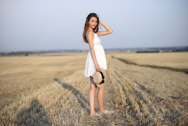 Free photo beautiful elegant girl in a autumn wheat field