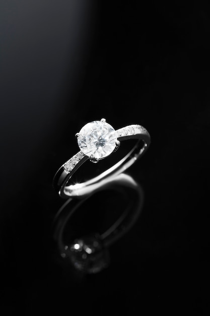 Free photo beautiful engagement ring with diamonds