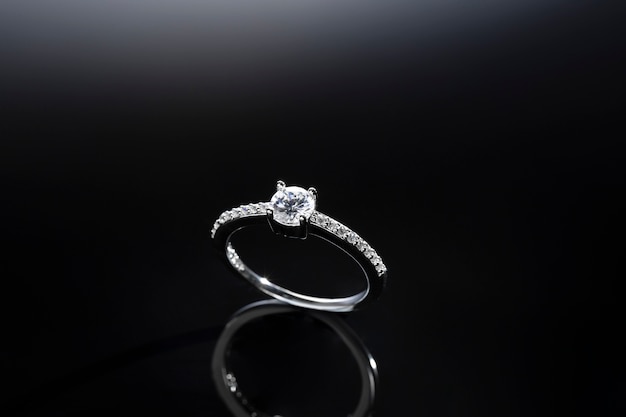 Free photo beautiful engagement ring with diamonds