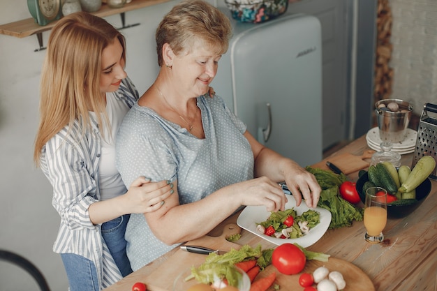 Free photo beautiful family prepare food in a kitchen