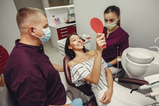 Free photo beautiful girl in a dentist