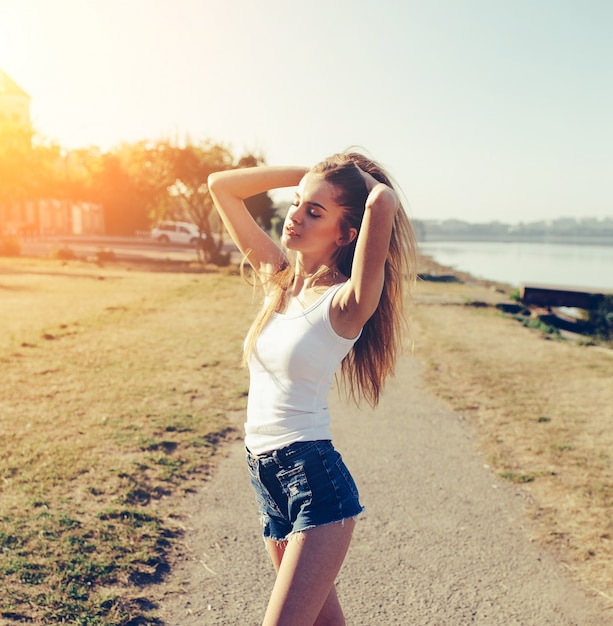 Free photo beautiful girl enjoying a sunny day