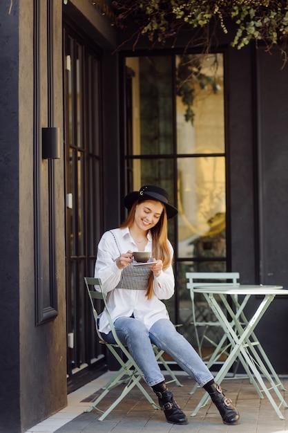 Free photo beautiful girl having coffee at cafe