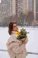 Free photo beautiful girl posing on the street in winter moscow