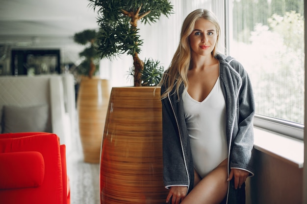 Free photo beautiful girl relaxing in a spa salon