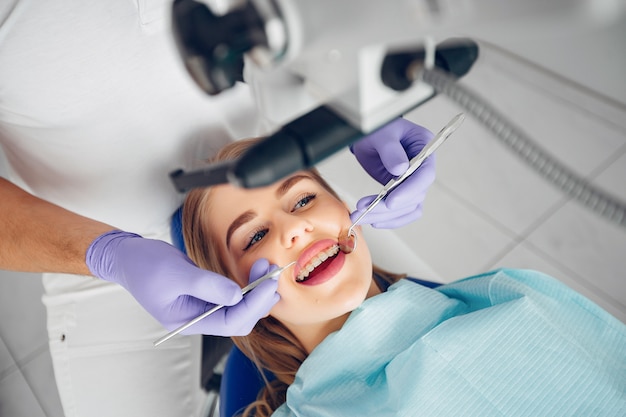 Free photo beautiful girl sitting in the dentist's office