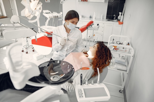 Free photo beautiful girl sitting in the dentist's office