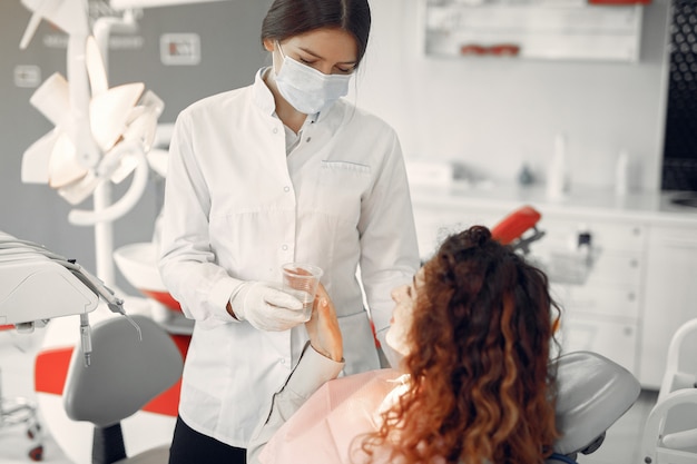 Free photo beautiful girl sitting in the dentist's office