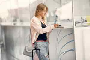 Free photo beautiful girl standing in airport