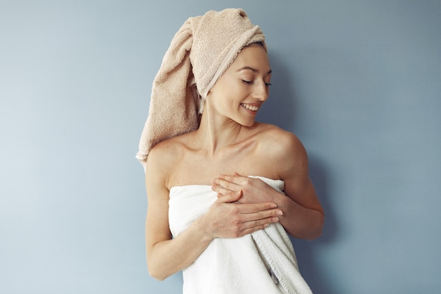 Free photo beautiful girl standing  in a towel