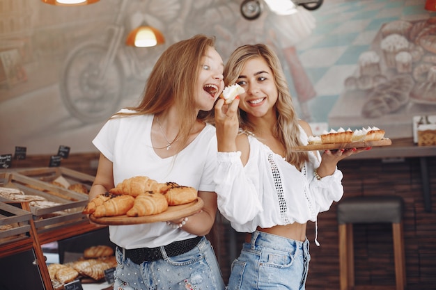 Free photo beautiful girls buys buns at the bakery