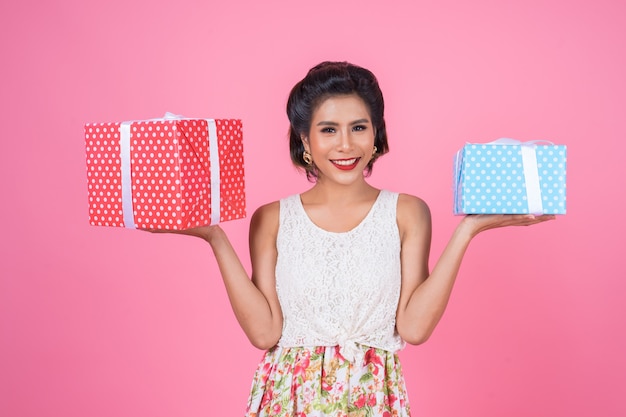 Free photo beautiful happy woman with surprise gift box