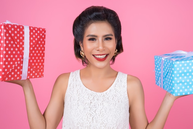 Free photo beautiful happy woman with surprise gift box